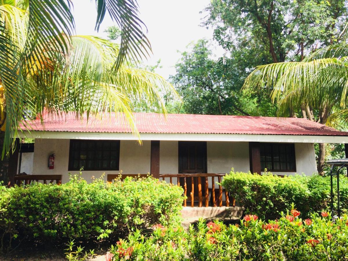 The Pelicans Resort Batangas Exterior photo